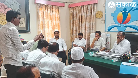 Ashpak Khatik of Shikshakar Bharati Sangathan raising questions in the grievance redressal meeting at the Education Officer's office