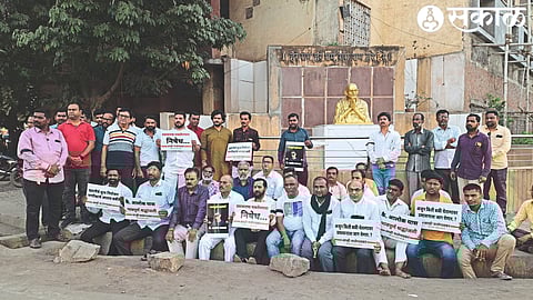 As soon as the news of Alok's death was heard, activists of social organizations spontaneously gathered near the statue of Mahatma Gandhi in the evening.