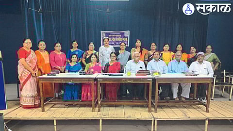 winners of the competition held for senior citizens were accompanied by President of Women's Sports Board Aarti Chaudhary, Secretary Lata Hoskote, President of Senior Citizens Association Prakash Vispute etc.