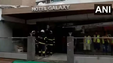 Mumbai Fire : मुंबईतील सांताक्रूझ परिसरातील गॅलेक्सी हॉटेलला आग; तिघांचा मृत्यू