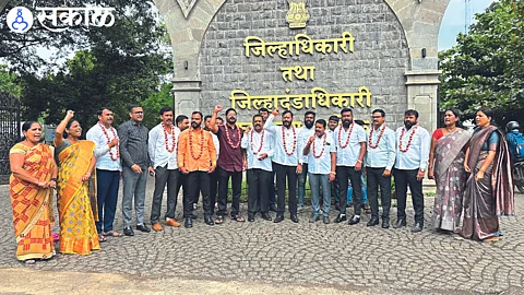 Officials of the Swarajya Sangathan while announcing in front of the Collector's Office with onion garlands around their necks.