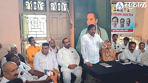 Congress inspector and former minister Prof. Vasant Purke. Neighboring party officials.