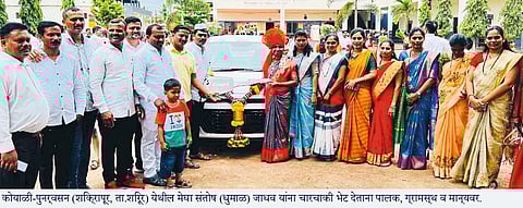 शिक्षकांवर मोटार, बुलेट, दागिन्यांची बरसात