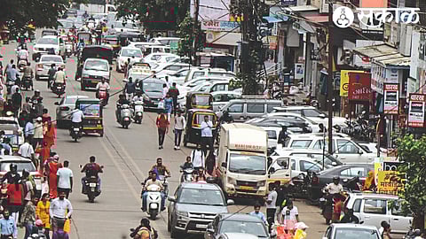 Crowd scene on Mahatma Gandhi Road