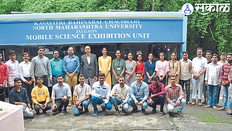 A mobile van of the university is ready to give experiments in science to school students. A team of graduate students ready to explain the experiment alongside.
