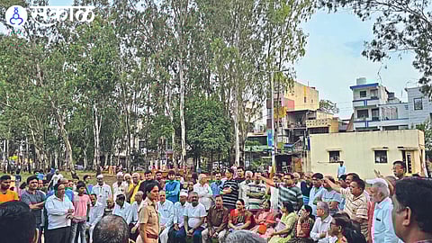 Assistant Inspector Pramila Kawle interacting with citizens and women in the park.