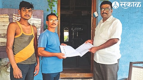 A teacher during a door-to-door voter registration at Chinchohol (T.Triambakeshwar).