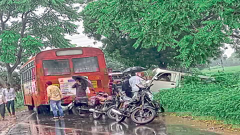 17 children driver injured accident ST bus BB-Mandwa road in Lonar police hospital