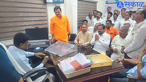 During the discussion with the superintendent engineer of the power company, Gangadhar Mali neighbor Prof. Sharad Patil and delegation.