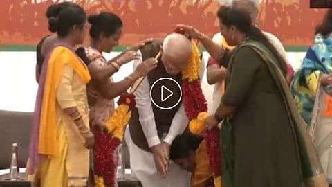Video: भाजप कार्यालयात पंतप्रधानांचं भव्य स्वागत; मोदींनी झुकून व्यक्त केला महिलांप्रती आदर