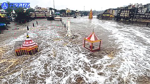 The river Godavari has flooded and the temple and the area of Godavari river are submerged in flood water (Photo: Keshav Mate)