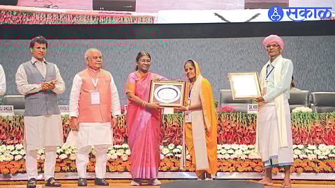 Savita Nana Pawra and Mochda Bhamta Pawra receiving the award from President Draupadi Murmu.
