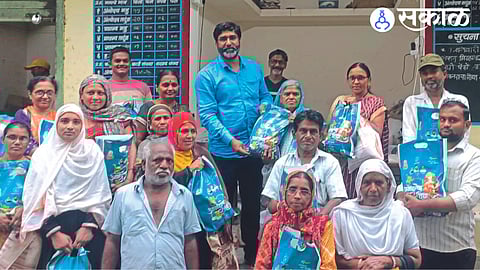 Ward No. 42/1 Morya Swayamrojgar Seva Cooperative Director Hemratna Kalunkhe along with the beneficiaries while distributing Ananda's ration.