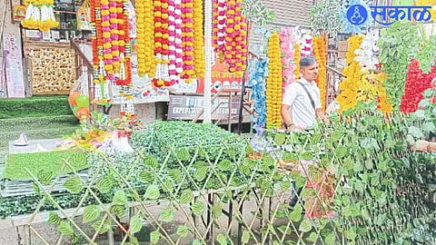 Marketed artificial flowers and articles thereof