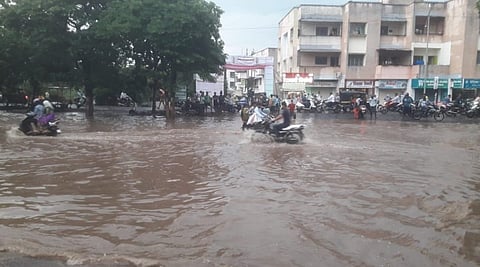 baramati rain news water stuck in road traffic jam heavy rain monsoon 2023