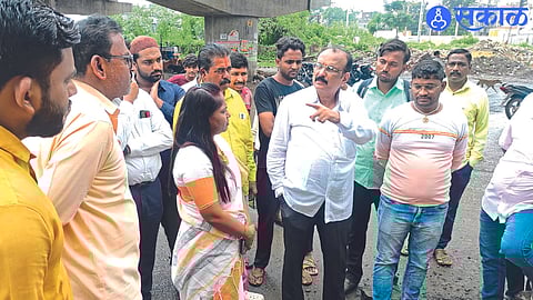While inspecting Chhatrapati Shivaji Nagar, Commissioner Dr. Vidya Gaikwad. Neighbors Sachin Narle, corporator Navnath Darkunde, former corporator Ankush Koli, Bhagwan Sonwane etc.