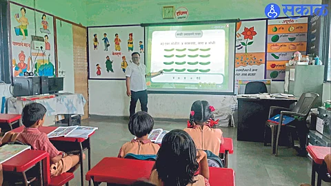 Jagdish Khairnar teaching on an overhead projector