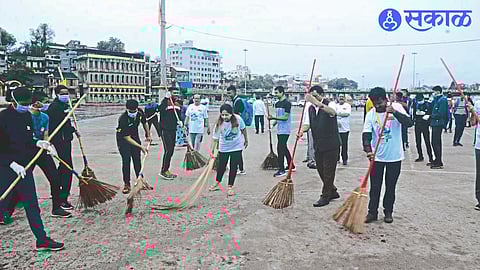 Cleanliness campaign going on at Godaghat under the municipal cleaning campaign