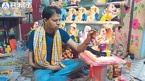 Jalgaon News : दहीहंडीसोबत तुटली आयुष्याची दोर! हात गमावलेल्या तरुणाने कुंचल्यातून पुसल्या कटू आठवणी