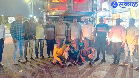 A police team present during the interrogation of the suspects with the stolen truck from Jalgaon