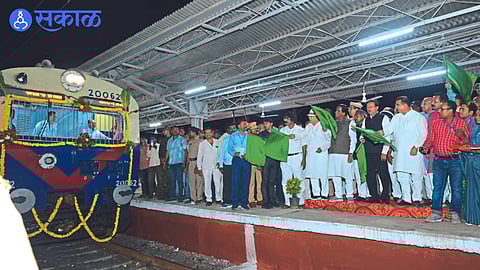 Minister of State for Railways Raosaheb Danve Patil while showing the green flag from the railway station.
