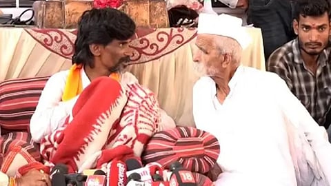 Maratha Andolan : जरांगे पाटलांचं उपोषण स्थगित! भिडेंनी आंदोलनाला दिलेल्या भेटीचा अर्थ काय?