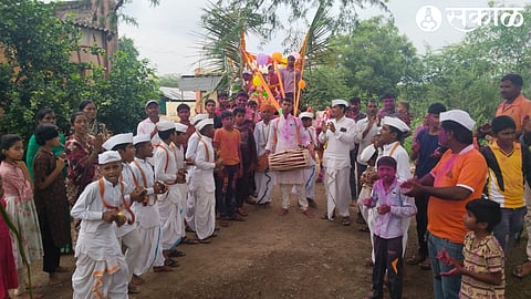 Ganesh Visarjan procession drawn from flower tractors decorated by Sevakari Mandal of Swami Samarth Seva Kendra in Mahadev Temple