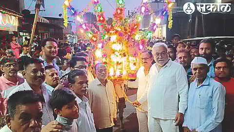 Shinde Parivar worshiping the bull of Mana in the city. The procession in the second photograph.
