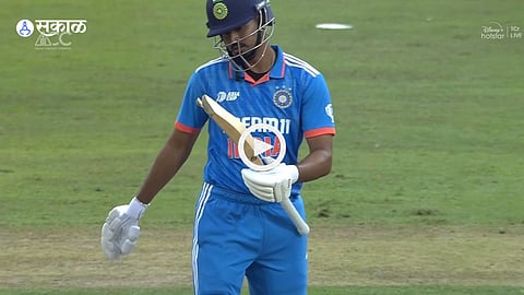 Shreyas Iyer Broke Bat : हारिस रौफने श्रेयस अय्यरची बॅटच तोडली, रोहित - विराट बाद झाल्यावर काय झालं 8 व्या षटकात