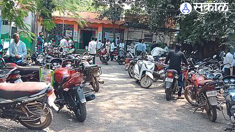 large number of vehicle parked in front panchayat samiti jalgaon news