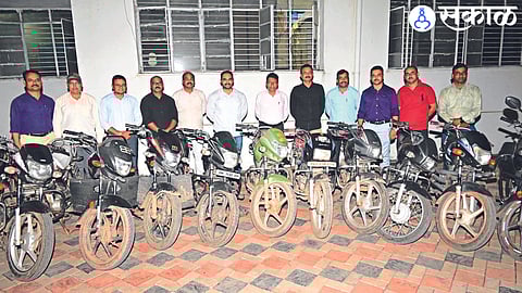 Gang of thieves arrested with 16 motorcycle jalgaon crime news