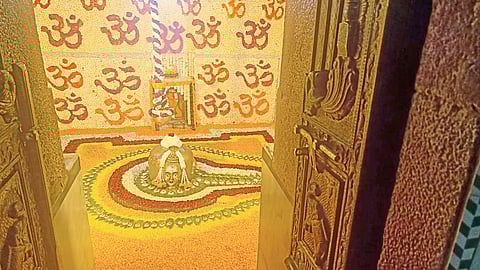 पुरातन तीर्थक्षेत्र श्री चक्रेश्वर मंदिर
चाकण चक्रेश्वर मंदिर
पुण्यभूमी लेख
हरिदास कड, चाकण यांजकडून
दोन पानात बसविणे