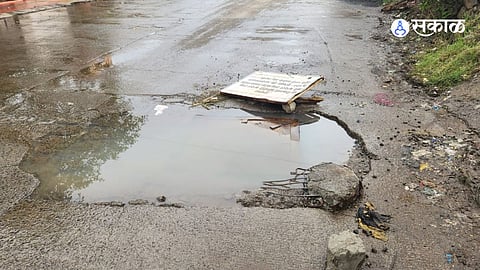 ambethan chamber pothole caused traffic jam midc panchayat police administration