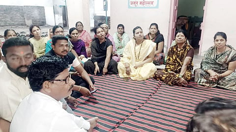 Do not close branch of bank of maharashtra in Belwadi Demand of women indapur