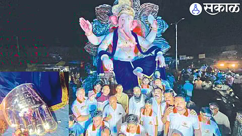 After the arrival of the largest Ganesha idol in the city, Pooja and Mahaarti were performed by Mahamandaleshwar Jarnadan Maharaj.
