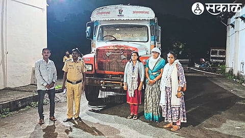 Board officer Yogita Patil and Talathi while collecting vehicle in Tehsil premises on Sunday.