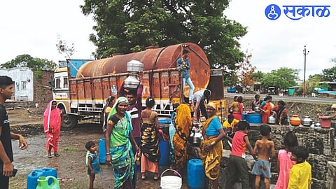 As soon as the tanker reaches the rural area, the crowd is raised to fill the water.
