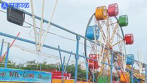 A booking window and cradle where the audience is waiting