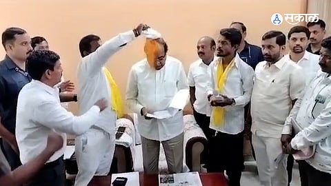dhangar reservation Bhandara thrown at bjp leader Radhakrishna Vikhe Patil at solapur political news