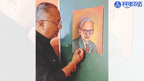 Founder-Editor of 'Sakal Newspaper Group' Dr. Art teacher Sanjay Jagtap drawing a portrait of Nanasaheb Parulekar.