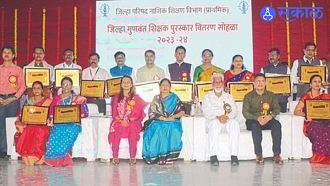 Guardian Minister Dada Bhuse, MLA Seema Hire, etc. along with awardee teachers at the meritorious teacher award ceremony of Zilla Parishad.
