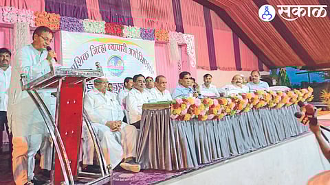 Onion traders and officials of the district participated in the meeting held on Friday