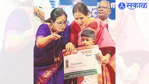 Union Minister of State for Health Dr. while distributing health cards to children at the inauguration of PM Vishwakarma Yojana. Bharti Pawar, neighbor MLA Devyani Farande