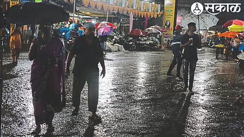 Due to heavy rain in the city on Friday evening, devotees who came to see Lord Ganesha were in a frenzy.