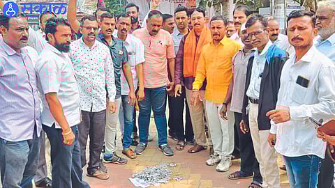 Ganesh Pawar, Khushal Patil, Vijay Patil, Manoj Bhosle, Kishore Patil along with Shiv devotees present while celebrating the government ordinance in front of Tehsil office.