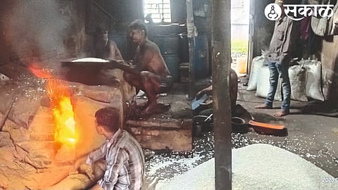Artisans preparing traditional Murmura on the furnace