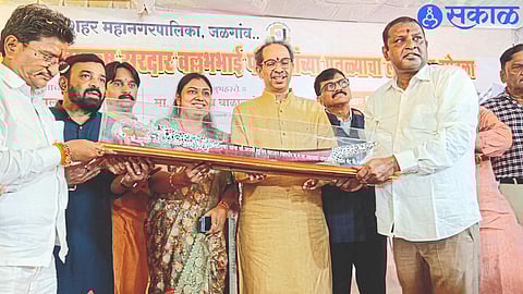 Mayor Jayashree Mahajan while gifting a sword to Shiv Sena chief Uddhav Thackeray on Sunday.