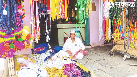 A shop of decorative bullocks for the beehive.