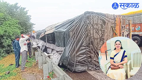 woman doctor died on spot after Eicher overturned dhule accident news