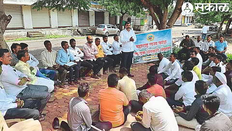 Speaking at the meeting of the State Onion Growers Farmers' Association in the market committee at Lasalgaon, Bharat Dighole, president of the association. including officials and farmers.